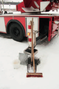 Zusätzlich zu Spaten, Schaufel und Profilschuhen für die Stützteller sollte im Winter Streusalz und abstumpfendes Granulat auf dem Hubrettungsfahrzeug mitgeführt werden.