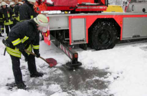 Der Untergrund muss schnee­- und eisfrei sein. Nur so werden auch Gullys entdeckt.