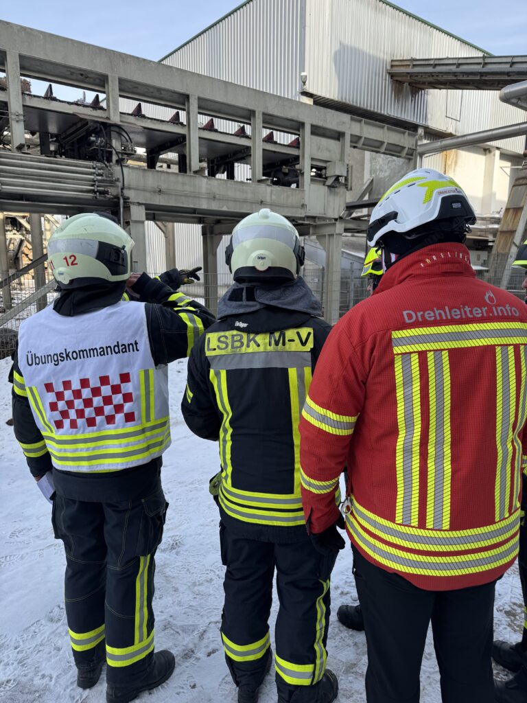Das Anlegen von Übungen steht im Fokus des Lehrgangs von Drehleiter.info und der LSBK